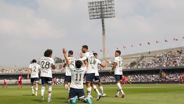 MEX7541. CIUDAD DE MÉXICO (MÉXICO), 02/11/2025.- Jugadores de Pumas celebran un gol este domingo, en un partido de la jornada 16 de la Liga MX entre Pumas y Tijuana en el Estadio Olímpico Universitario en Ciudad de México (México). EFE/ Isaac Esquivel
