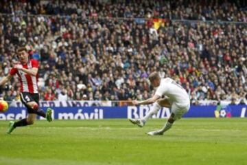Cristiano Ronaldo le deja el balón al jugador alemán que se revuelve en el área y bate a Gorka Iraizoz.