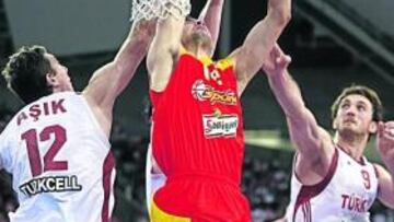 <b>¿FALTA O TAPÓN? </b>El pívot turco Asik abortó el intento de mate de Sergio Llull en la última jugada española. La decisión de que el tiro lo hiciera el joven base fue de Scariolo.