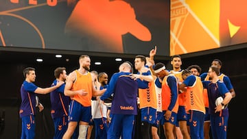 Los jugadores del Valencia Basket, antes de un entrenamiento.