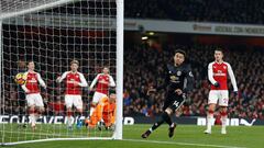 Arsenal hizo el desgaste, pero el United se quedó con el clásico