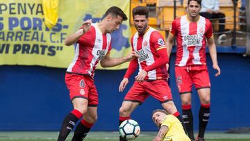 GRAF4161. VILA-REAL, 03/03/2018.- El centrocampista del Girona &Agrave;lex Granell (i) y el centrocampista del Villarreal Samu Castillejo durante el partido de la vig&eacute;simo s&eacute;ptima jornada de Liga que disputan en el estadio de la Cer&aacute;m