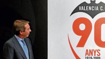 <b>ACTO OFICIAL. </b>Vicente Soriano descubrió ayer el logotipo del 90 aniversario del Valencia.