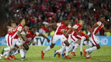 La carrera hacia la gloria: los jugadores de Santa Fe salen a celebrar el título de la Sudamericana.