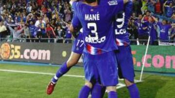 <b>SUBIDÓN. </b>El Getafe remontó el partido con el gol de penalti de Parejo, al cual vemos en el centro abrazado por Manu, Mané y Miku.