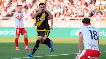 GIRONA, 15/08/2025.- El centrocampista del Rayo Álvaro García celebra tras anotar el segundo gol del equipo durante el partido de la primera jornada de LaLiga que Girona CF y Rayo Vallecano disputan este viernes en el estadio Municipal de Montilivi. EFE/Siu Wu