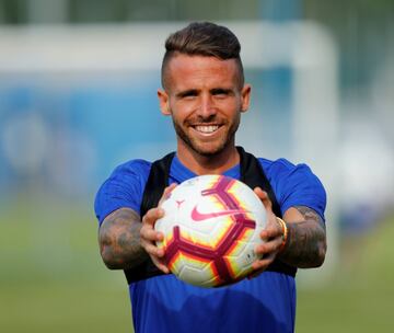 El mediano de los hermano Ñíguez ha disputado 290 partidos repartidos entre Elche, Almería, Oviedo, Tenerife, Recreativo de Huelva, Braga, Iraklis de Tesalónica, Celta, Xerez, Valencia, Johor Darul, Valencia y Rangers. A sus 31 años busca un nuevo reto.