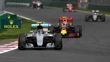 Rosberg con el Mercedes y Verstappen con el Red Bull por delante del resto de equipos en el GP de M&eacute;xico 2016.