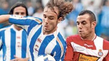 El jugador pelea un balón en un partido