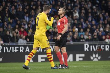 Piqué complains to ref Del Cerro Grande.