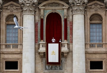 El Papa Len XIV dirige la oracin del Regina Caeli desde el balcn central (Loggia delle Benedizioni) de la Baslica de San Pedro, en el Vaticano.