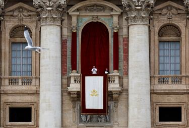 El Papa León XIV dirige la oración del Regina Caeli desde el balcón central (Loggia delle Benedizioni) de la Basílica de San Pedro, en el Vaticano.