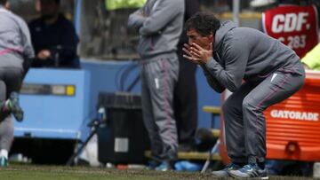 Fútbol, Universidad Catolica vs Colo Colo.
Campeonato de Transición 2017.
El entrenador de Universidad Catolica Mario Salas da instrucciones a sus jugadores durante el partido de primera division disputado contra Colo Colo en el estadio Sa