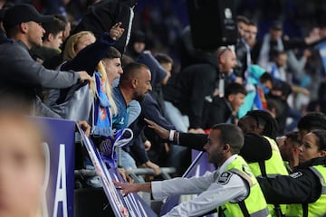 Invasión de campo de los seguidores del Espanyol cuando los jugadores del Barcelona celebraban el campeonato liguero.