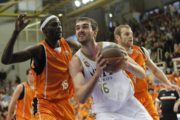 Llegó al club medio año antes que Laso y estuvo a sus órdenes sus dos primeras campañas al frente. Sus 216 centímetros no llegaron a cuajar. Después de ganar la ACB en 2013, se marchó al Olympiacos. Después jugó en el Baskonia y Bilbao Basket. Ahora, con 