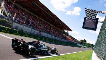 Russell ve la bandera a cuadros en Spa con el Mercedes.