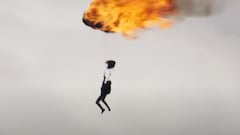 Tom Cruise se tira con el paracaídas en llamas y consigue un Récord Guinness
