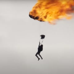 Tom Cruise se tira con el paracaídas en llamas y consigue un Récord Guinness