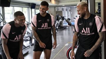 Kylian Mbapp&eacute;, Leandro Paredes y Neymar, jugadores del Paris Saint-Germain, se r&iacute;en en el gimnasio durante una sesi&oacute;n de entrenamiento.