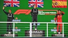 Lewis Hamilton, George Russell y Carlos Sainz, en el podio del GP de Sao Paulo de Fórmula 1, en el circuito Interlagos.