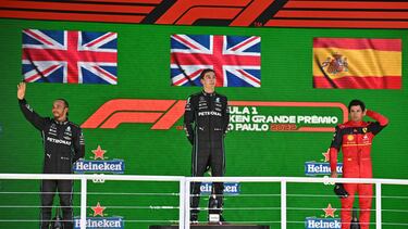 Lewis Hamilton, George Russell y Carlos Sainz, en el podio del GP de Sao Paulo de Fórmula 1, en el circuito Interlagos.