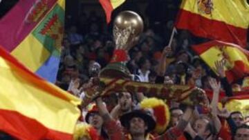 <b>MAREA ROJA. </b>El Soccer City se inundó con la ilusión española. Desde sombreros cordobeses a trajes de luces pasando por exhibiciones pictóricas con nuestra bandera.
