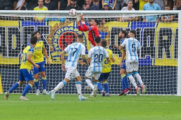 David Gil atrapando un esférico tras un centro lateral.