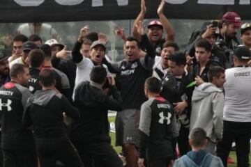 Miles de hinchas albos se hicieron presente en el Estadio Monumental.