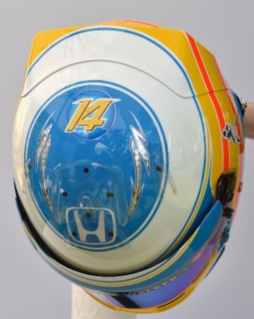  arte superior del casco de Fernando Alonso.