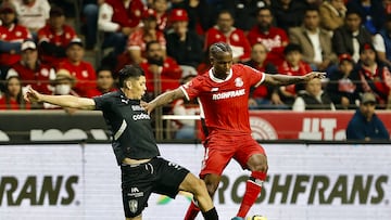 MEX105. TOLUCA (MÉXICO), 18/01/2025.- Helio Nunes (d) del Toluca disputa un balón con Gerardo Arteaga del Monterrey, este sábado durante un partido por la segunda jornada del Torneo Clausura 2025 de la Liga MX en el estadio Nemesio Diez, en Toluca (México). EFE/ Felipe Gutiérrez