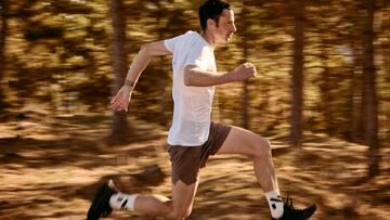 Kilian Jornet corriendo por la montaña.