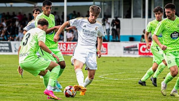 Palacios, en una jugada del amistoso que Castilla y Lugo han disputado en Viveiro.