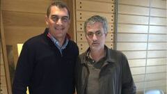 Farid Mondragon posa junto a Mourinho
