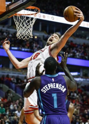 Pau Gasol y L ance Stephenson.