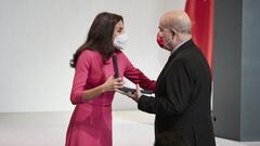 La Reina Letizia le entrega al actor Antonio Resines una de las medallas de oro al M&eacute;rito en las Bellas Artes 2022, en el Palacio de Congresos y Auditorio de Navarra, 2 de marzo de 2022, en Pamplona, Navarra (Espa&ntilde;a). Las Medallas de las Bel