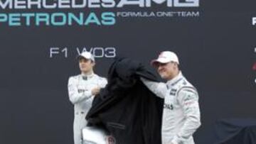 <b>LOS ALEMANES DESVELAN SU ARMA. </b>Rosberg y Schumacher levantaron la lona que cubría el F1 W03.