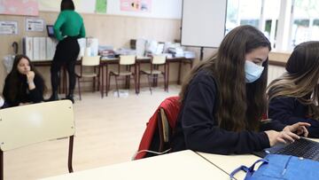 Una alumna, con mascarilla quirúrgica, trabaja con un ordenador portátil, el día en que ha entrado en vigor el decreto que pone fin al uso de la mascarilla en la mayoría de interiores, en el Colegio Alameda de Osuna, a 20 de abril de 2022, en Madrid (España). Desde hoy, 20 de abril de 2022, el uso de mascarillas en la gran mayoría de interiores deja de ser obligatorio tras 699 días de la normativa aprobada por el Gobierno que obligaba a utilizar esta protección. En el ámbito escolar, el alumnado no tendrá que utilizar la mascarilla, una medida criticada por docentes y familias al discrepar sobre la conveniencia de retirarlas en el interior de los centros habiendo retomado ya las clases tras las vacaciones de Semana Santa. Por el momento y a la espera de conocer los detalles, su uso seguirá siendo obligatorio en centros sanitarios, sociosanitarios, farmacias y en el transporte público.
20 ABRIL 2022;MASCARILLA;MASCARILLAS;SANIDAD;ESCUELA;CLASE;EDUCACIÓN;DEPORTE;HOCKEY;CHANDAL;NIÑOS;UNA ALUMNA Y UN ALUMNO CON MASCARILLA QUIRÚRGICA;
Eduardo Parra / Europa Press
20/04/2022