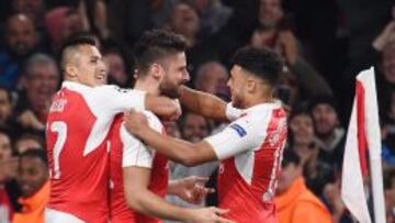 S&aacute;nchez festeja la apertura de la cuenta con su autor, Giroud.