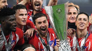 Gabi y Torres, con el trofeo de la Europa League.