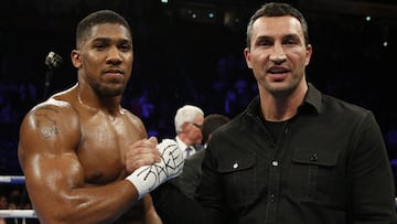 Anthony Joshua y Wladimir Klitschko se saludan sobre el ring tras el combate del británico ante Eric Molina.