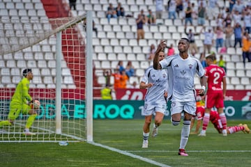 Suma y sigue Kofane y ya son cinco goles en los ¨²ltimos seis partidos. El delantero del Albacete est¨¢ sonando en varios equipos de Primera y otros tantos de Europa y con dianas como la que anot¨® ante el Cartagena, es obvio. Incre¨ªble cabezazo, entrando con todo. Imparable.
