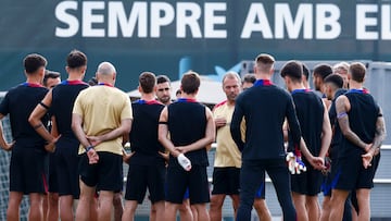BARCELONA, 26/08/2024.- El entrenador del FC Barcelona Hansi Flick (C) participa en el entrenamiento del primer equipo en las instalaciones de Sant Joan Despí previo al partido de la tercera jornada de LaLiga EA Sports contra el Rayo Vallecano. EFE/ Quique García