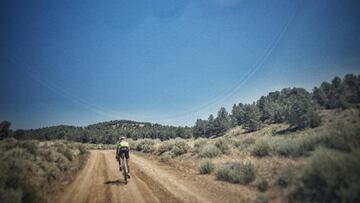 El ciclista Peter Stetina rueda sobre un tramo de gravel.