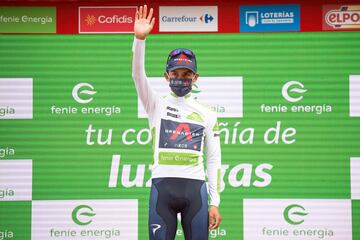 Egan Bernal con el maillot blanco de mejor corredor joven.