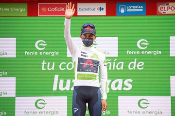 Egan Bernal con el maillot blanco de mejor corredor joven.