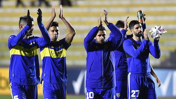 Argentina's Boca Juniors players celebrate after defeating Bolivia's Always Ready at the end of their Copa Libertadores group stage football match, at the Hernando Siles Stadium in La Paz on May 4, 2022. (Photo by AIZAR RALDES / AFP)