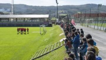 VUELTA DE HONOR. El público ovacionó ayer en Lezama a los titulares en Copa, sin Williams e Iraizoz.