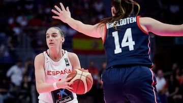 MADRID, SPAIN - JULY 23: #04 Iyana Martin of Spain and #14 Grace Van Slooten of USA during Finals of U19 Women's Basketball World Cup between Spain and USA at Wizink Center on July 23, 2023 in Madrid, Spain. (Photo by Borja B. Hojas/Getty Images)