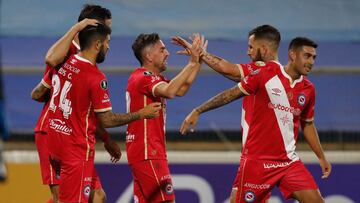 Argentina's Argentinos Juniors Gabriel Hauche (C) celebrates with teammates after scoring against Chile's Universidad Catolica during the Copa Libertadores football tournament group stage match at the San Carlos de Apoquindo Stadium in Santiago, on April 29, 2021. (Photo by Alberto Valdes / various sources / AFP)