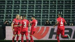 Brussels (Belgium), 20/04/2023.- Mitchel Bakker of Leverkusen (L) celebrates with teammates after scoring the 0-2 during the UEFA Europa League quarter final, 2nd leg match between Union Saint-Gilloise and Bayer Leverkusen in Brussels, Belgium, 20 April 2023. (Bélgica, Bruselas) EFE/EPA/OLIVIER MATTHYS
